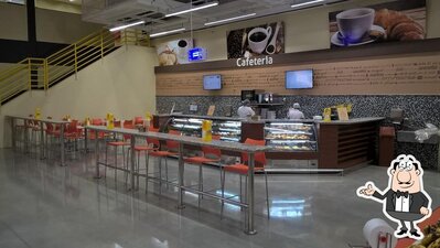 Sente em uma das mesas no Donuts e Muffins Cafeteria Atacadão Romeiros