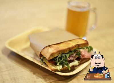 Farcito serve panini e pasti|altro cibo) a pranzo