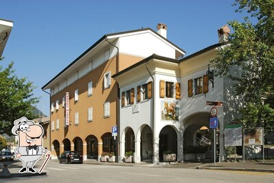 Goditi la vista dagli esterni di Hotel Pittis