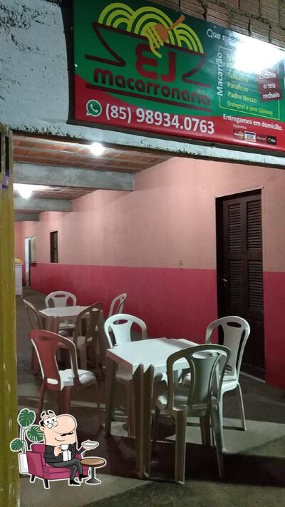 Sente em uma das mesas no JE Macarronaria