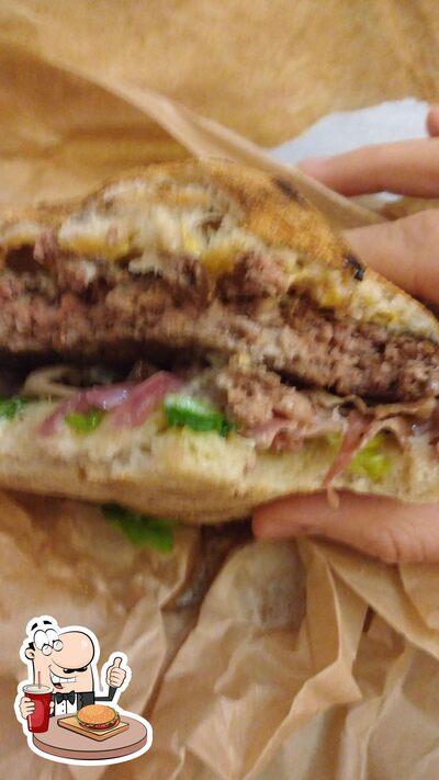 Concediti un bell'hamburger al ristorante La Porta sul Retro