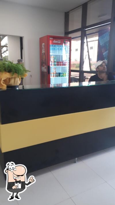 Sente em uma das mesas no Pastelaria Mamma Mia