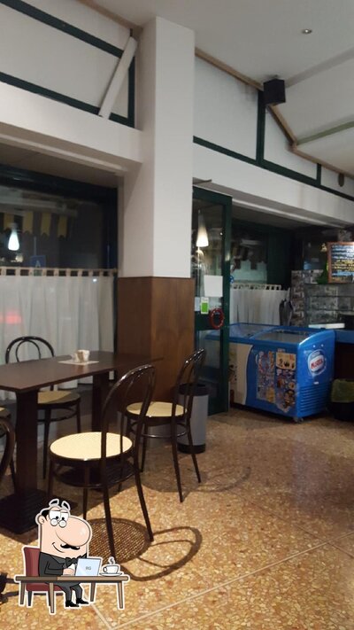 Siediti a un tavolo di Bar Verdi