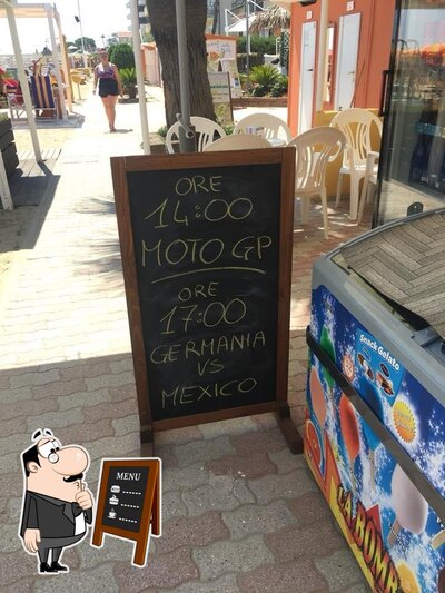 Bea Bar presenta il menu scritto su una lavagna