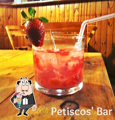 Peça uma bebida no Petiscos' Bar