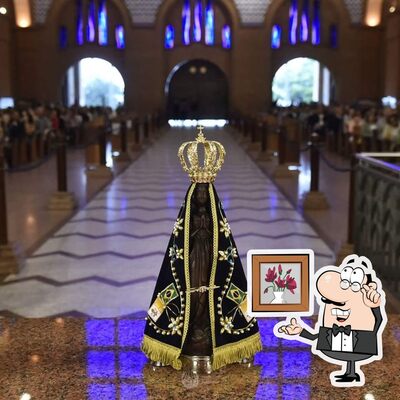 Sente em uma das mesas no Pizzaria Navegando com Cristo