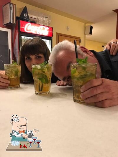 Ordina un drink o cocktail alcolico dal menu