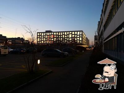 Curiosa tra la parte esterna di Roche Employee Restaurant Quadra Terra