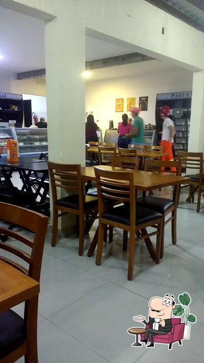 Sente em uma das mesas no Padaria Solares Delicatessem