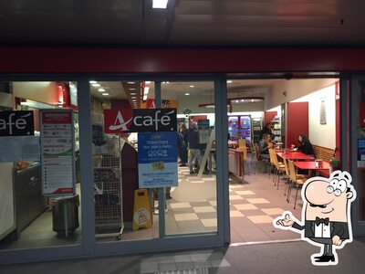 Dai un'occhiata agli interni di A Café