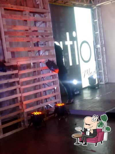 Sente em uma das mesas no Bar Manga Rosa