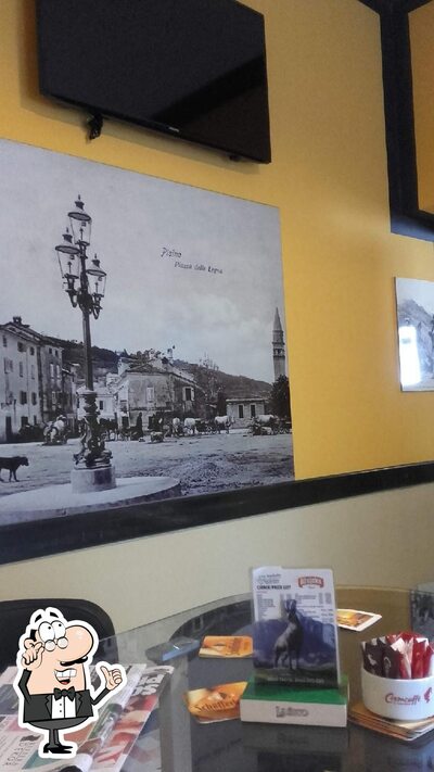 Siediti a un tavolo di Caffe bar SERDO