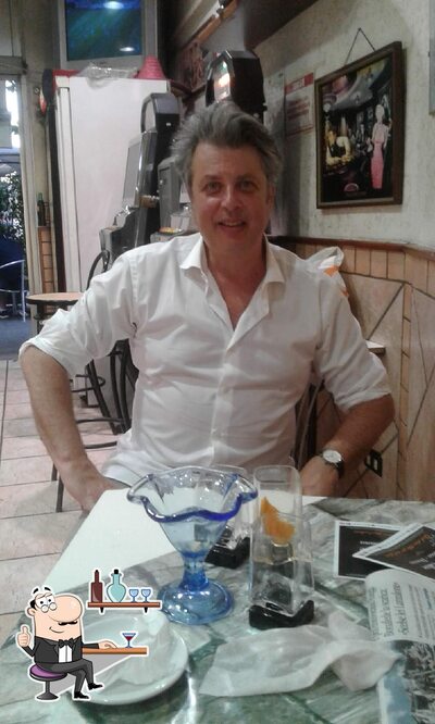 Dai un'occhiata agli interni di Fu&Gi Bar