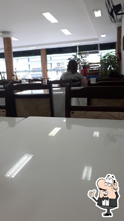 Sente em uma das mesas no Restaurante Green White