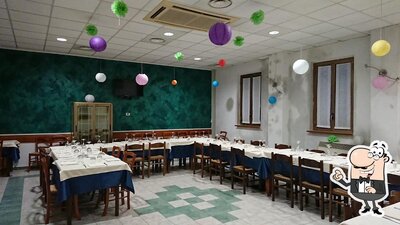 Siediti a un tavolo di Le Sisters