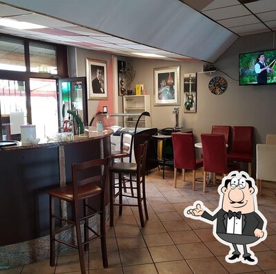 Dai un'occhiata agli interni di Mimo bar