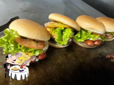 Snack Lanches e Grelhados serve uma escolha de opções para os amantes dos hambúrgueres