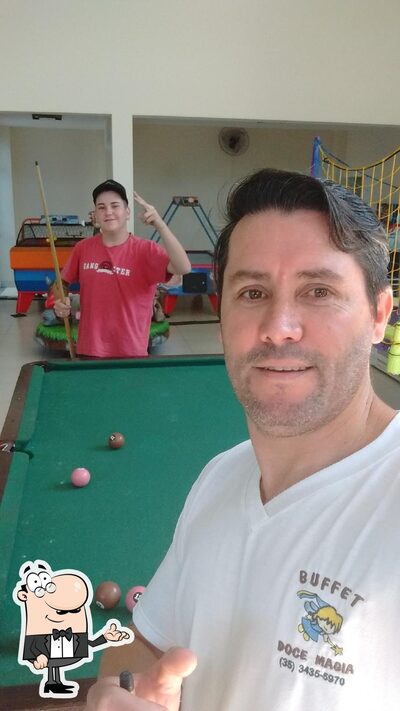 Sente em uma das mesas no Doce Magia