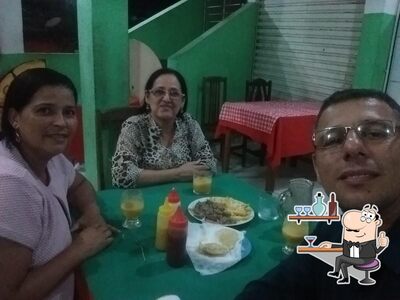 Sente em uma das mesas no Pizzaria do Coreia