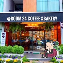 ร้านกาแฟรูมทเวนตี้โฟ โรจนะ