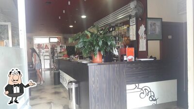 Dai un'occhiata agli interni di Enjoy Cafè