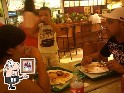 Sente em uma das mesas no Fogão Caipira