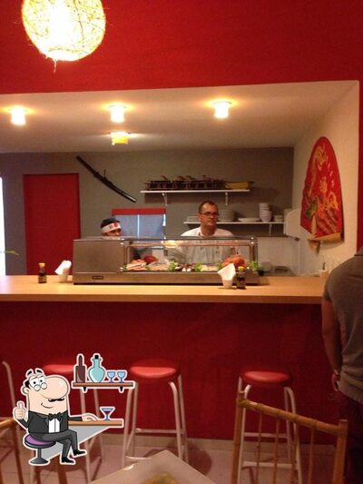 Sente em uma das mesas no Hanaya Sushi-Bar