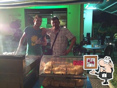 Siediti a un tavolo di Bar Il Girasole