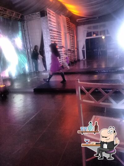 Sente em uma das mesas no Bar Manga Rosa