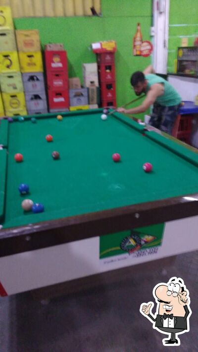 Sente em uma das mesas no Candinho