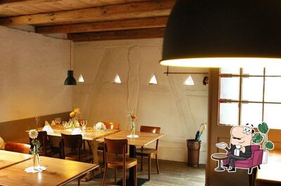 Dai un'occhiata agli interni di Restaurant zur Stube