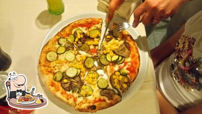 Prenditi una pizza alla pizzeria Forno Forchetta Bar Ristorante Pizzeria