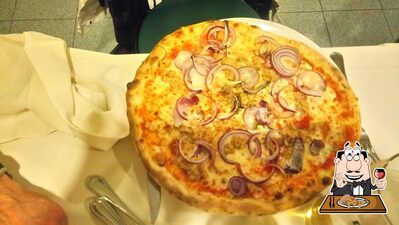 Prenditi una pizza alla pizzeria Forno Forchetta Bar Ristorante Pizzeria