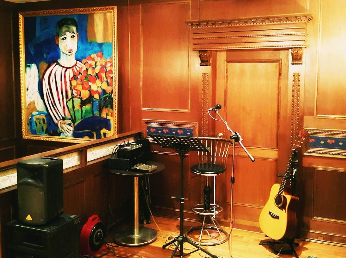 ROOM BAR & LIVE