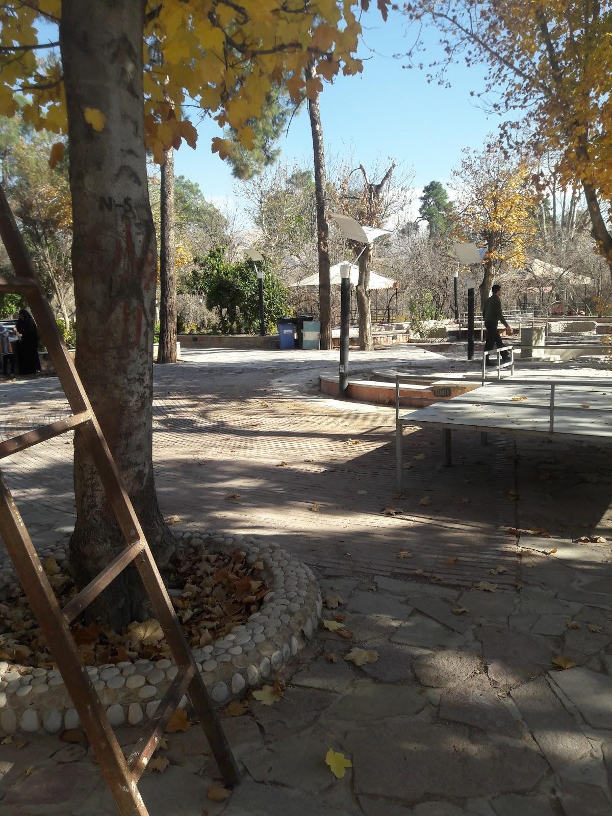 رستوران باغ نرگس
