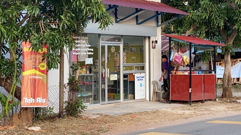 Teh Ais Dhaka & Ayam Goreng Rm1