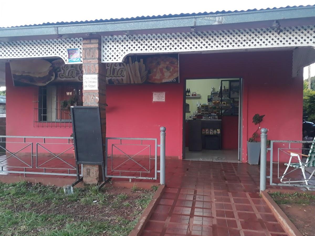 LA FAMILIA PIZZERIA.