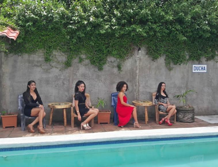 Delicias Peruanas Piscina Bar Y Restaurante