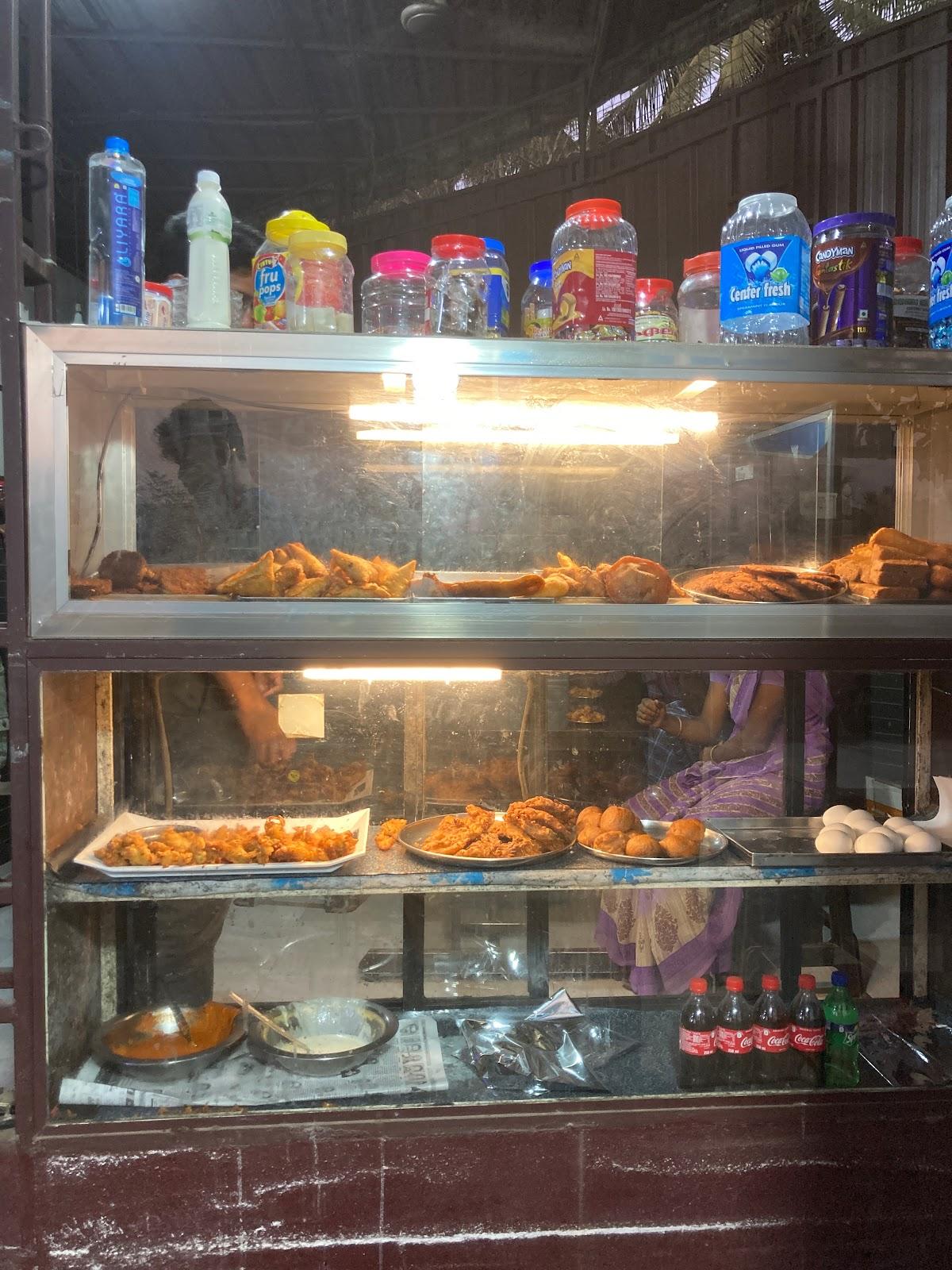 കുട്ടിപ്പൂസ്‌ ടീ ഷോപ്പ്‌