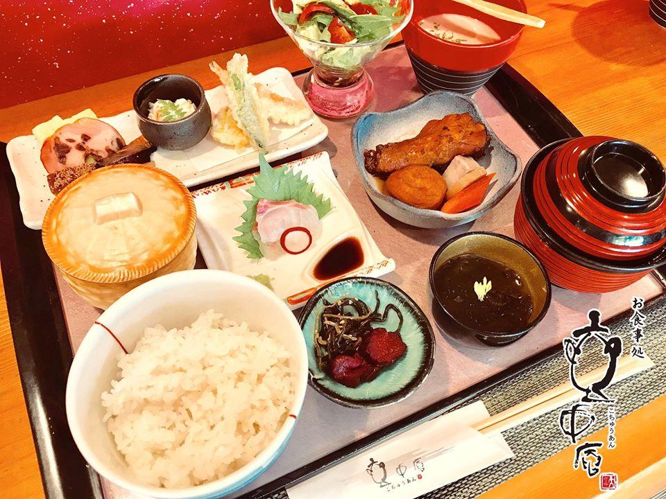 豊田市小坂本町　　　　お食事処　壺中庵