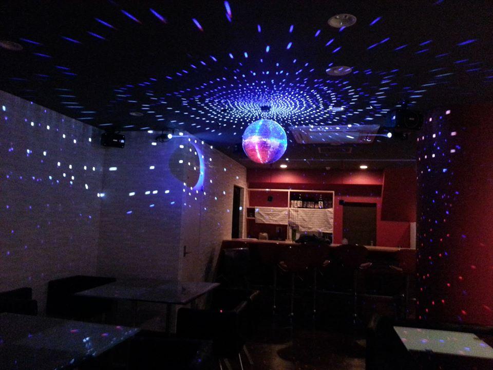 Karaoke pub non non