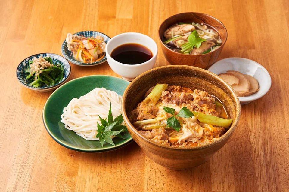 比内地鶏と秋田ごはん　ヒナとハチ
