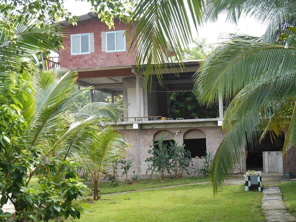 Toucans Sams Bar & Restaurant - Hostal