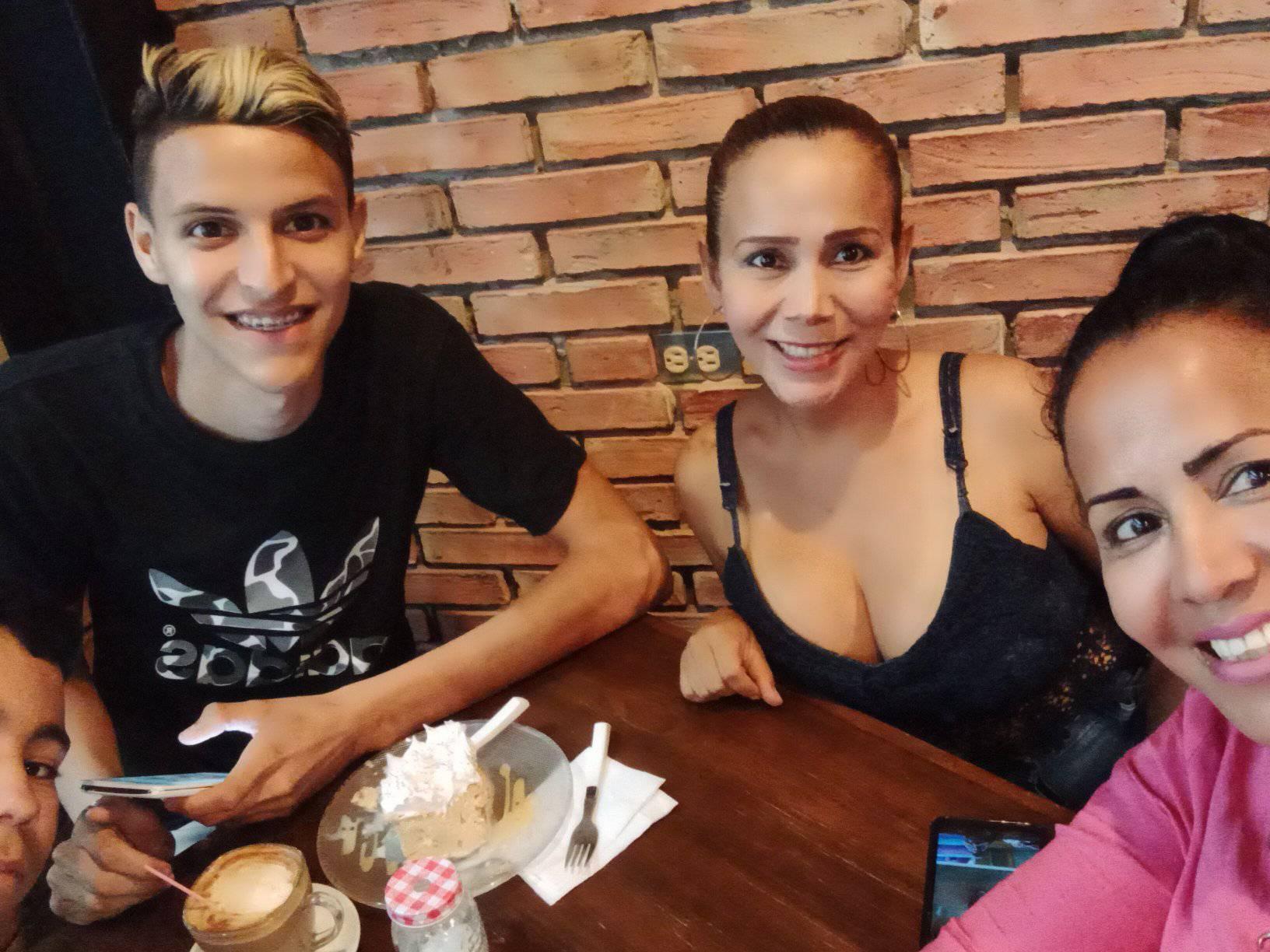 Cake's Cafe & Vinos