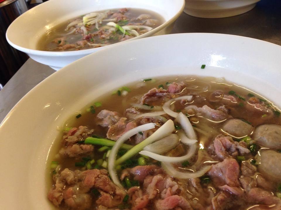 ຮ້ານເຝີຊີ້ນແຊບ: เฝอซิ้นแซบ : Pho Chin Zab