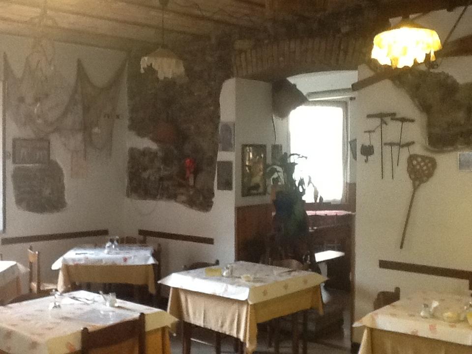 Bar trattoria la sosta via struppa tel 010802258. Genova