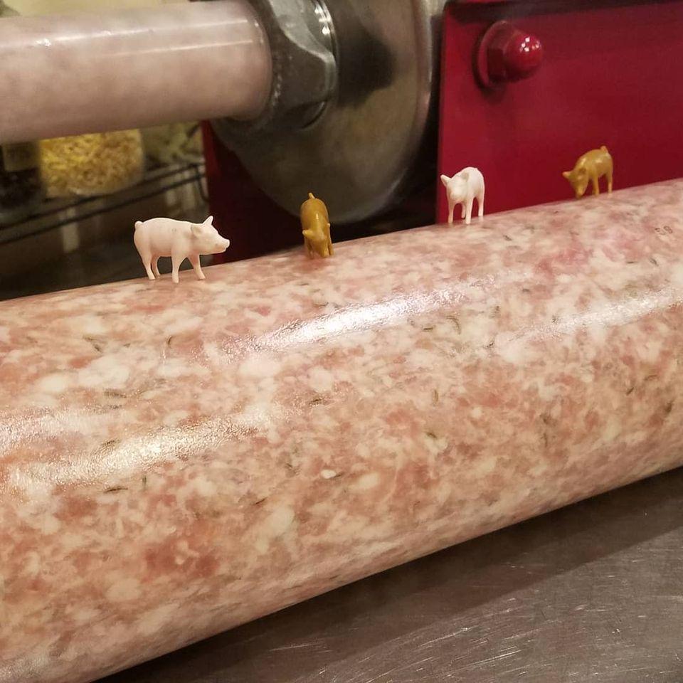 本町の赤いお店。リパイユ　charcuterie et vin Toyama-shi Toyama