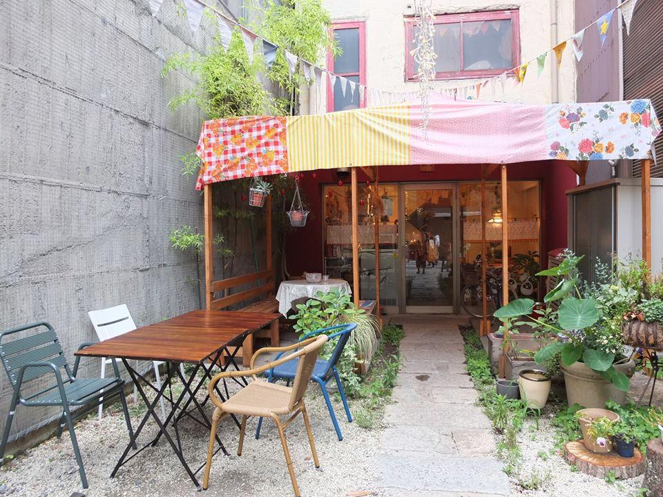 Organic vegetarian cafe Le Coccole in English