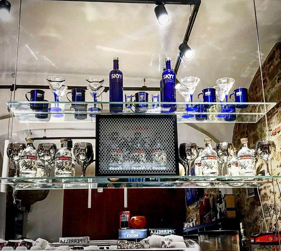 Black and White Cafè