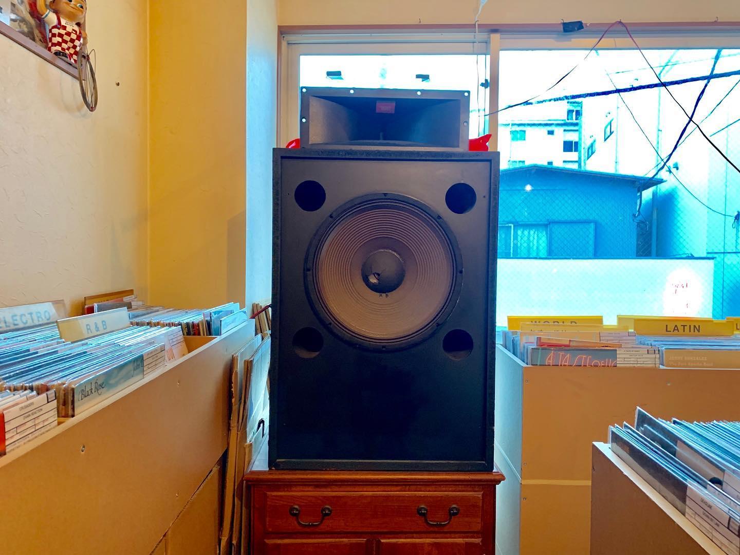 アップステアーズ レコーズ アンド バー